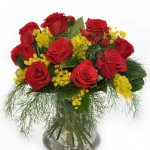 Bouquet di rose rosse e mimosa