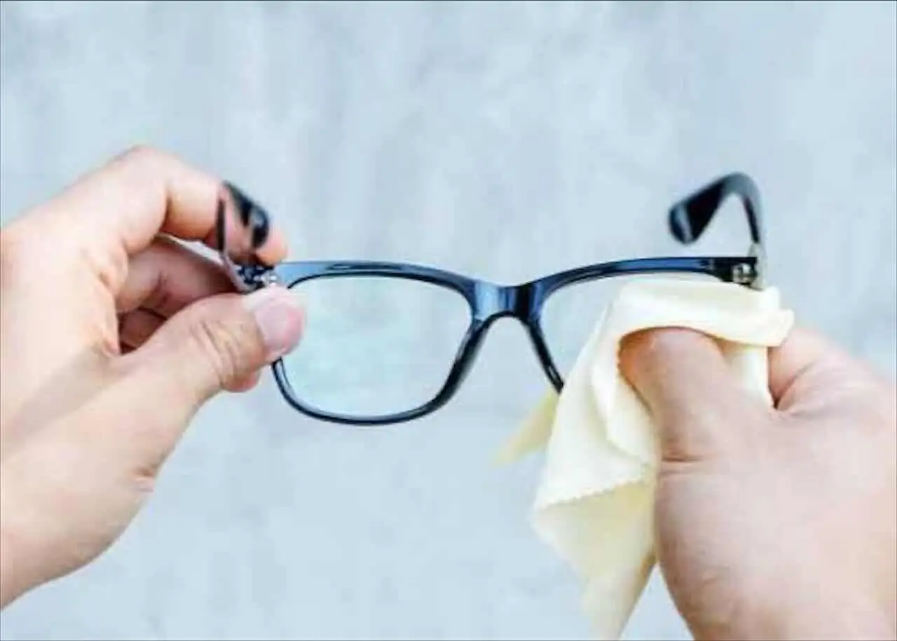 Come si fa a pulire gli occhiali senza rovinarli? L’errore che tutti fanno con la maglietta