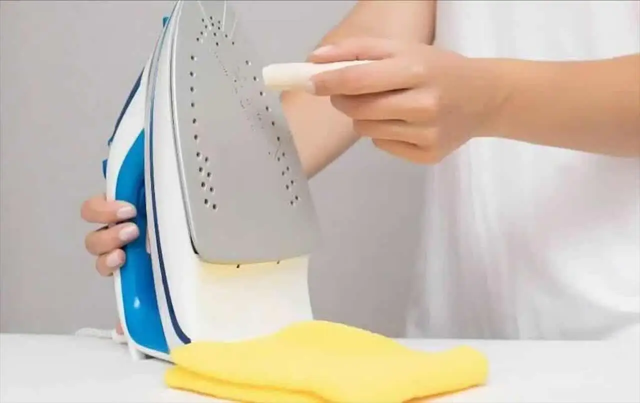 Come si fa a togliere la cera della candela dai mobili o dai tessuti? Il trucco del ferro da stiro