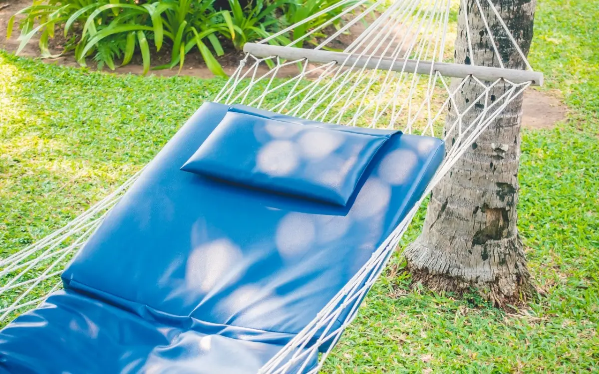 Come si fa a creare un’area relax con amaca e cuscini? L’angolo bohémien in giardino