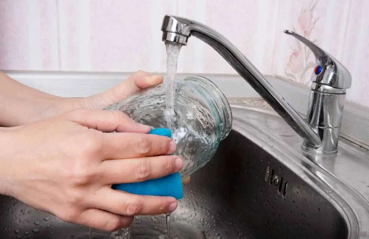 Come si fa a togliere le etichette adesive dai barattoli di vetro? Il trucco per non lasciare residui